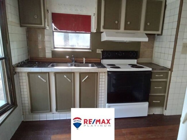 Building Photo - 8910 Via Ln