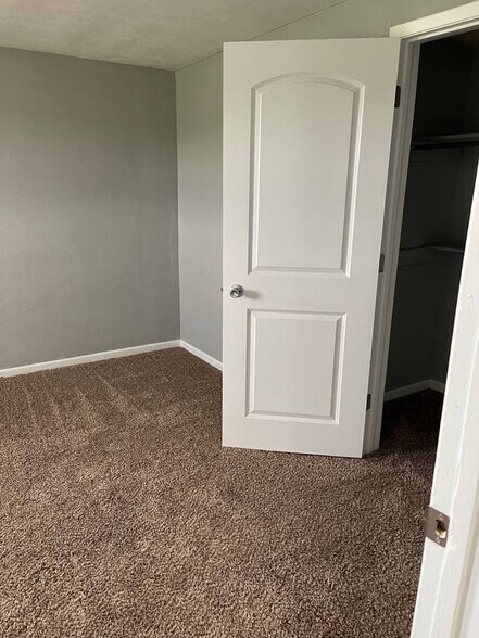 Building Photo - 2740 E Phylbeck Ave