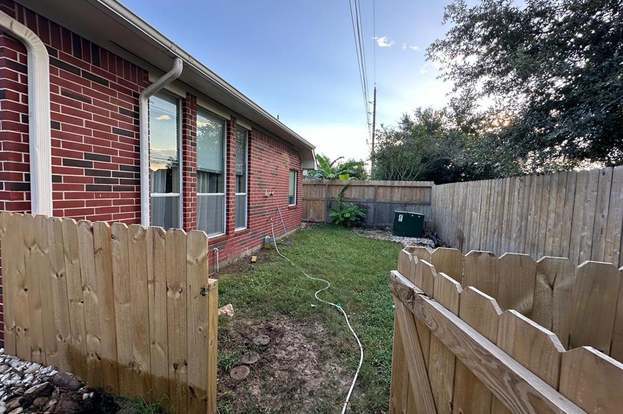 Building Photo - 17014 Sandestine Dr