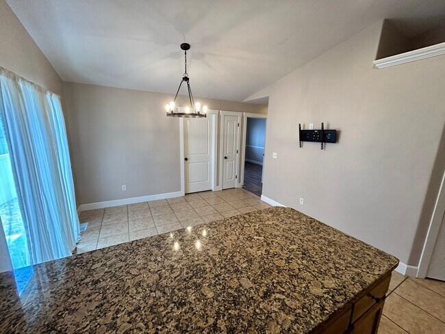 Building Photo - 1432 Falcon Dr