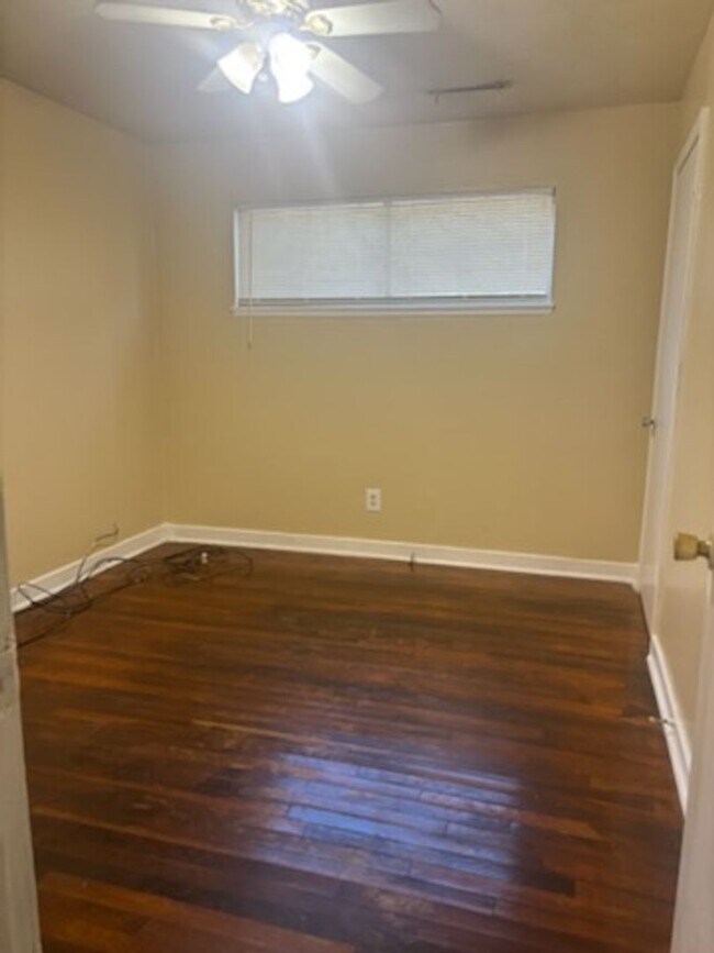 Building Photo - 1527 Maria Dr