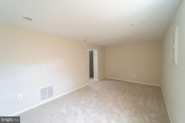 Building Photo - 2055 Pilgrim Dr