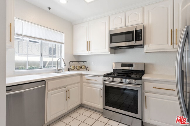 Building Photo - 13030 Moorpark St