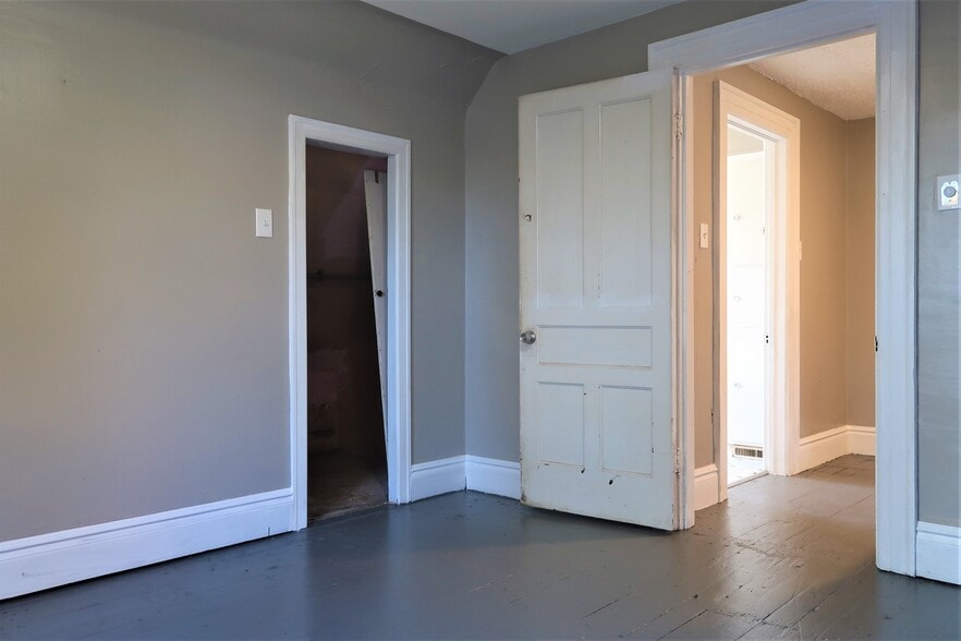 Building Photo - 238 Miller St