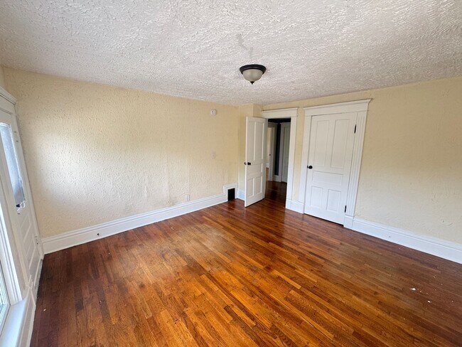 Building Photo - Large 4 Bedroom home!