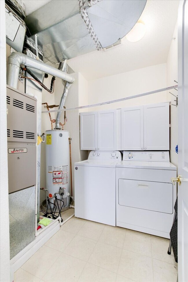 Building Photo - July 1st Move in! Top Floor 2 Bed / 2 Bath...