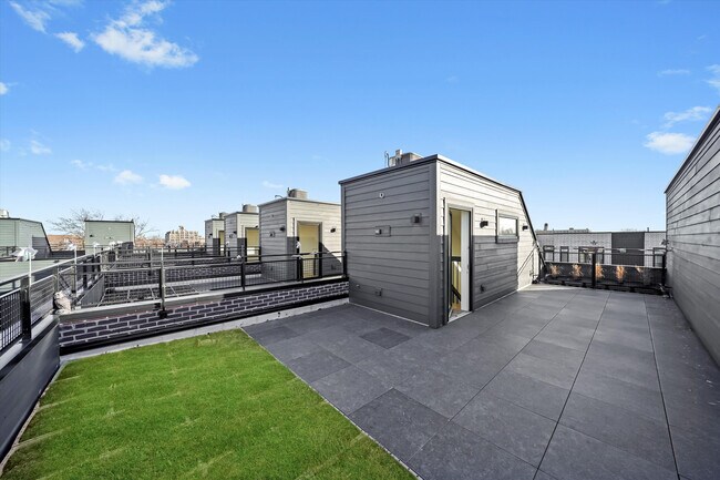 Building Photo - 4240 W Belmont Ave