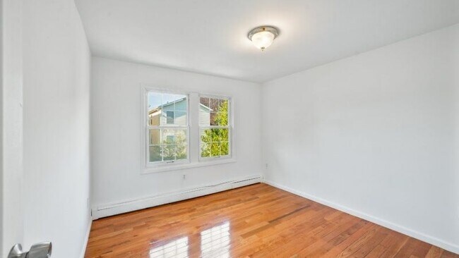 Building Photo - 326 Bond St