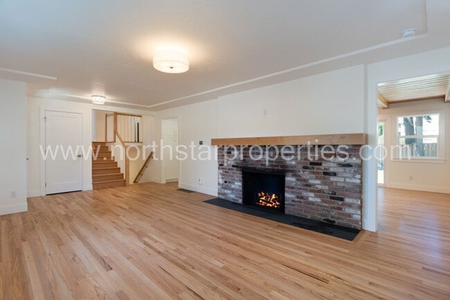 Building Photo - Exceptional Remodel Near Waluga Park