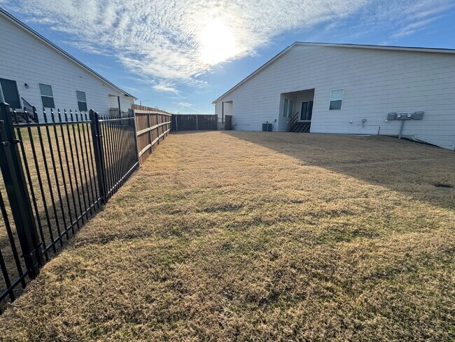 Building Photo - "Spacious 5-Bed Oasis with 3 Full Baths in Charming Bel Aire - 2,624 Sq Ft of Comfortable Living!"