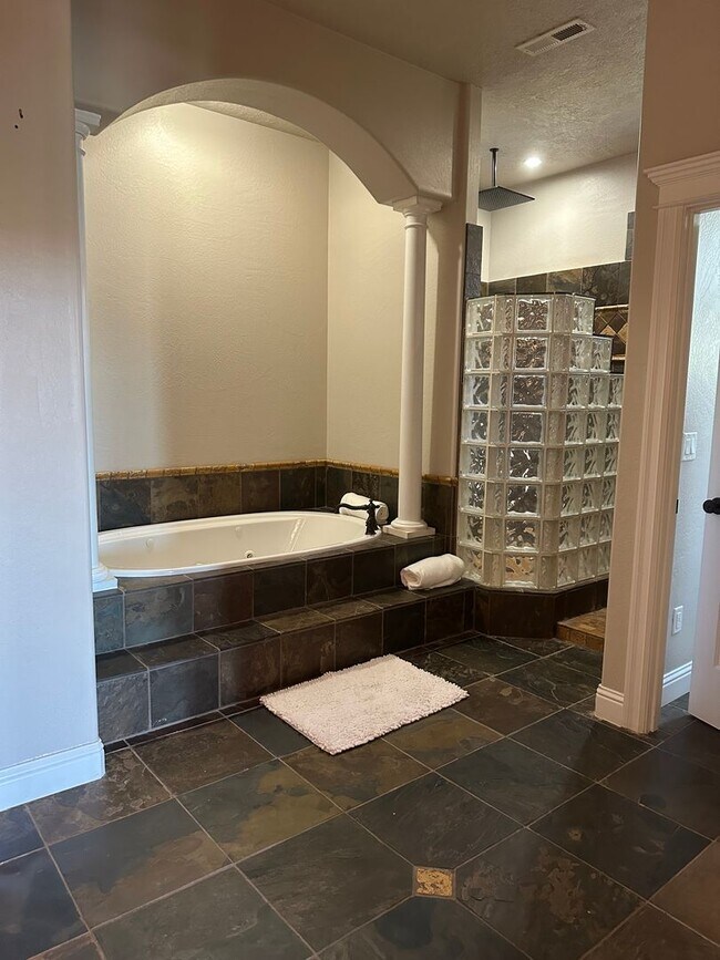 Building Photo - Amazing Price! Amazing Location!