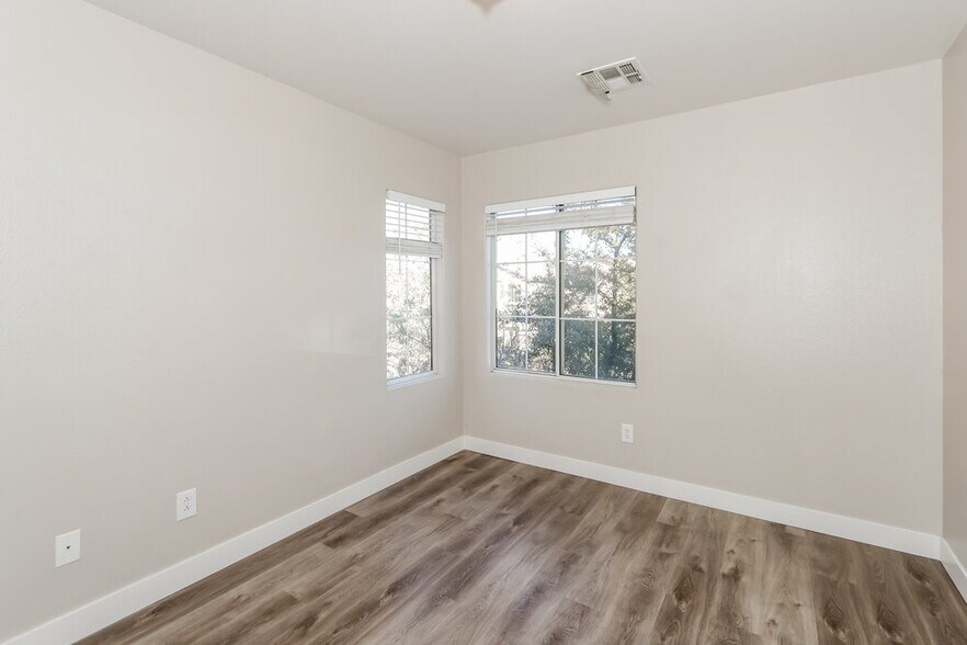 Building Photo - 5053 SAgelyn St