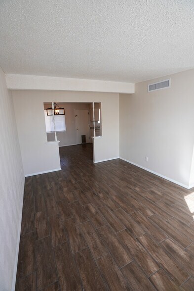 Building Photo - 10525 Champlain St