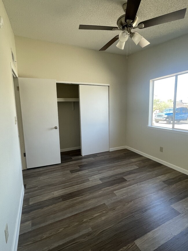Building Photo - 866 Barandal Dr