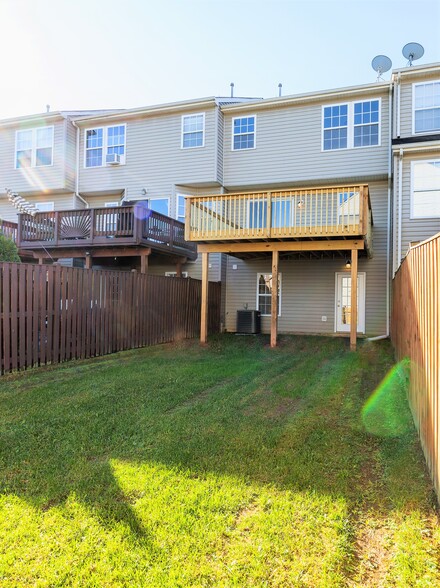 Backyard. Lawncare Included! - 2039 Mardic Dr