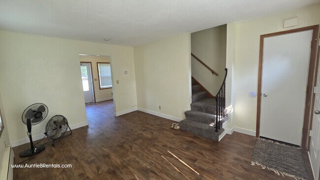 Building Photo - Great 2BR Duplex with a yard, Minneapolis ...