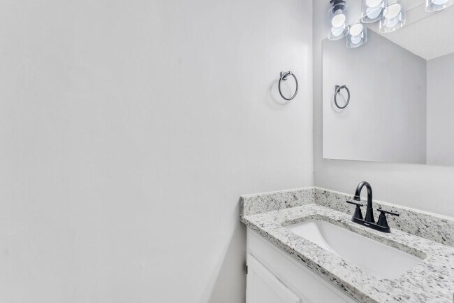 Building Photo - *NEWLY RENOVATED* 3 Bedroom Townhouse in D...