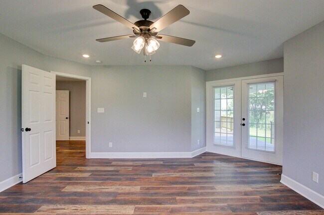 Building Photo - 133 Riverbend Dr