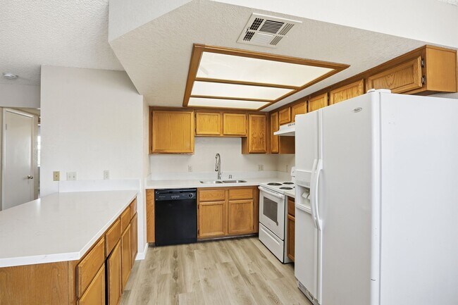 Building Photo - 2 bed, 2 bath Condo Right outside of Summerlin!