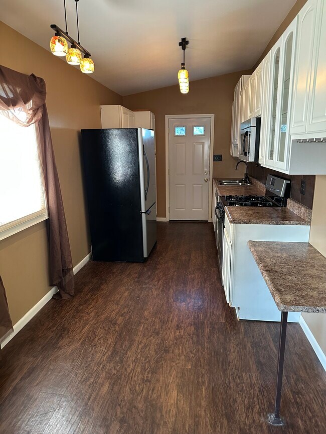 Kitchen - 559 Fairview St