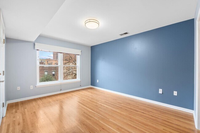 Building Photo - 88 Monroe St