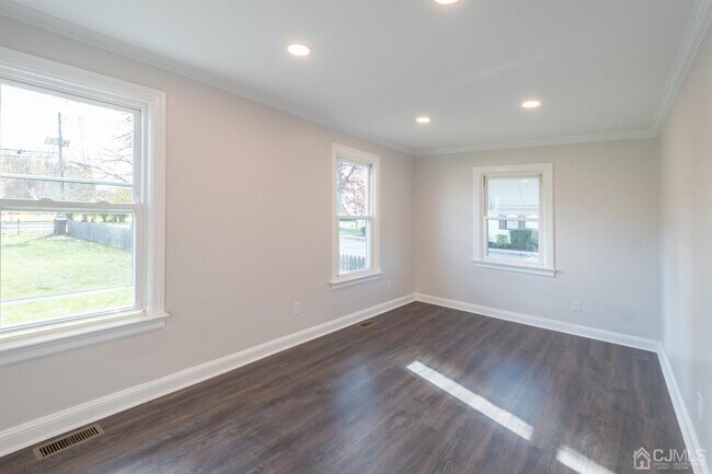 Building Photo - 209 Runyon Ave