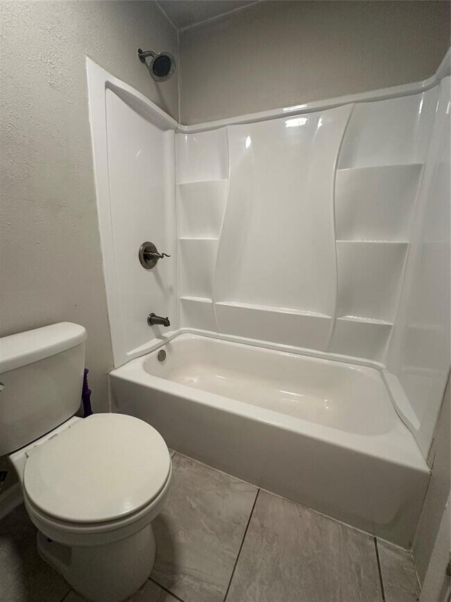 Building Photo - 901 Parmer Ave