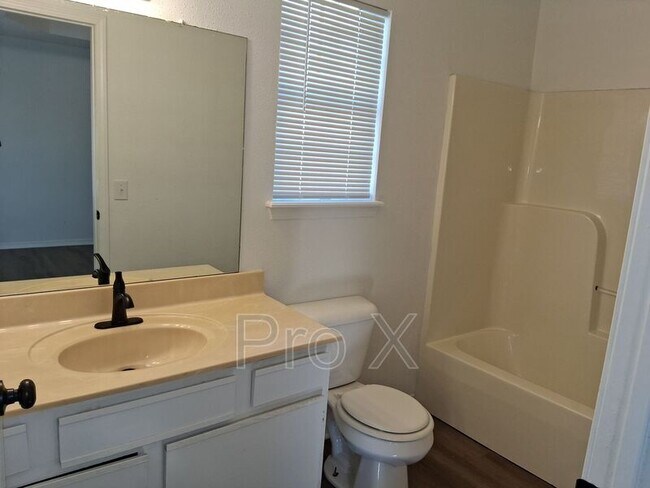 Building Photo - 1403 Camellia Dr