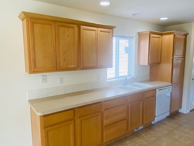 Building Photo - Charming and Spacious Home