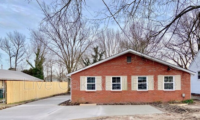Primary Photo - 9422 Peachtree St