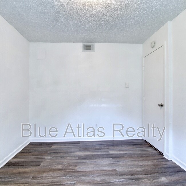 Building Photo - 4816 Wellesley Ave