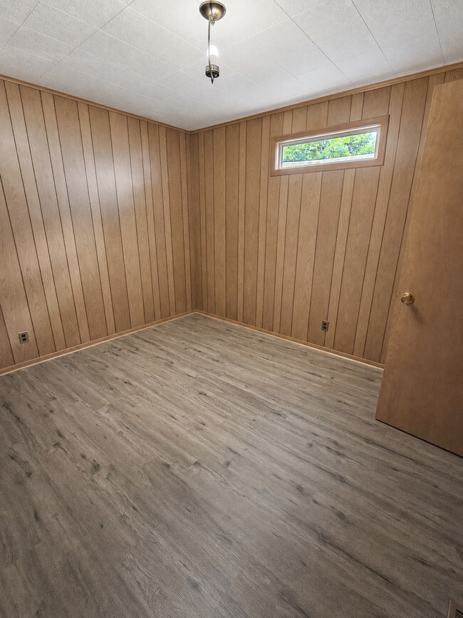 Building Photo - HUGE, 4 bedroom 3 bath home plus bonus room! NEW FLOORS, Available NOW!
