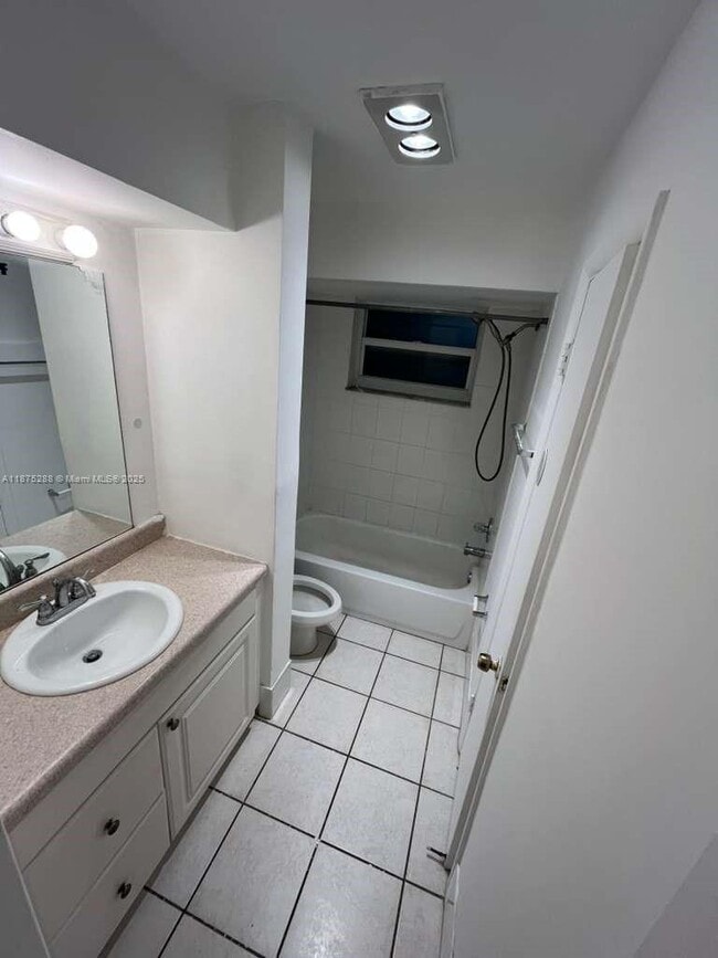 Building Photo - 419 S Crescent Dr
