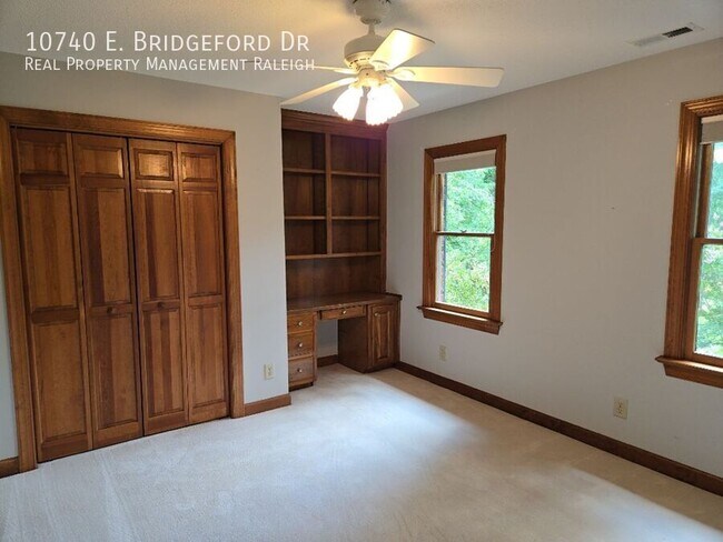 Building Photo - 10740 E Bridgford Dr