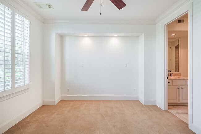 Building Photo - 407 W Bell St