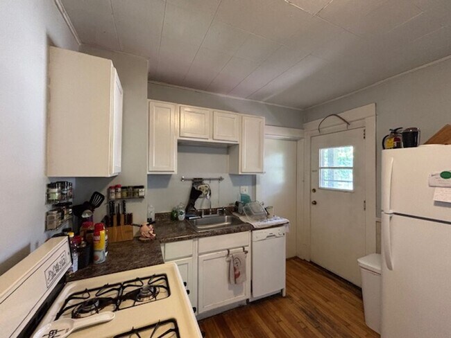 Building Photo - 2 BR/1 BA Apartment in a Great Minneapolis...