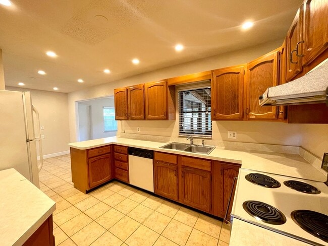 Building Photo - Cute 2/1.5 Quaint Bungalow with Single Garage in Winter Park right off Lee Road!