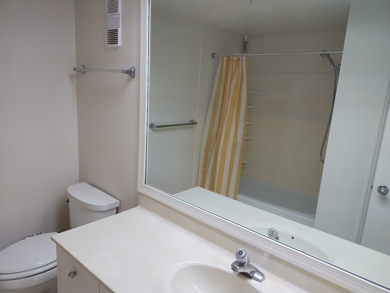 2nd Bathroom - 1016 S Wayne St