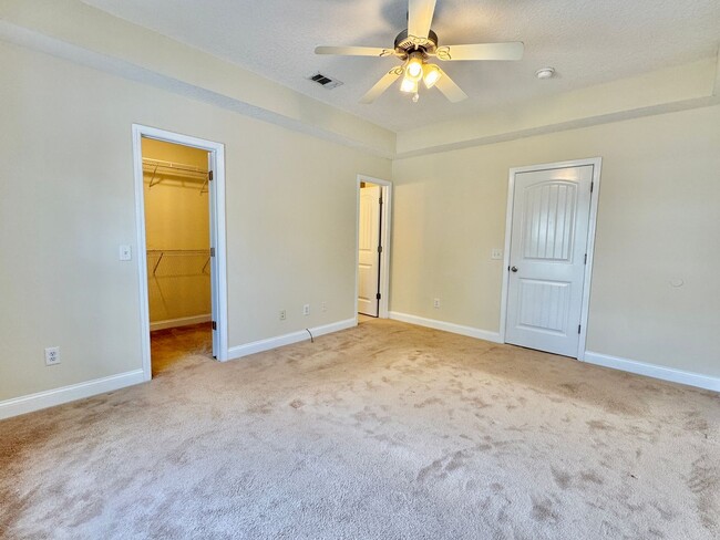 Building Photo - AVAILABLE MID-APRIL 2026! (No Pets)