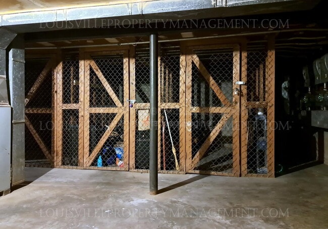 Building Photo - 2421 Lindsay Ave