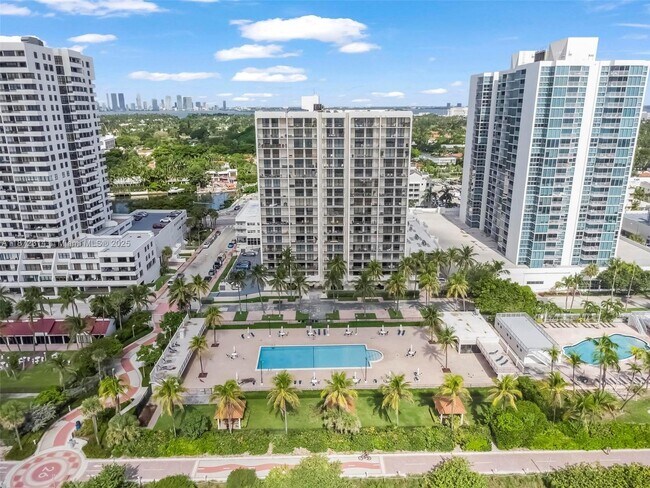 Primary Photo - 2625 Collins Ave