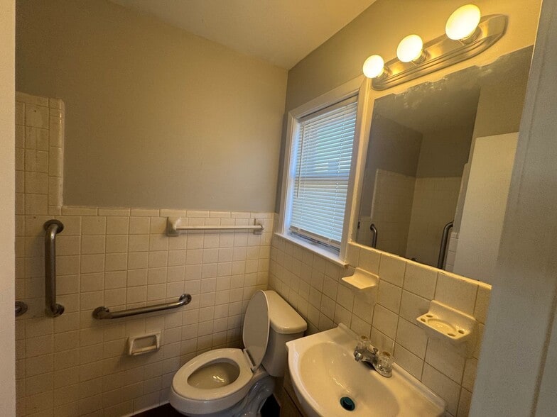 Building Photo - 2851 Redwing Rd