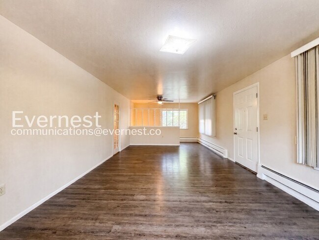 Building Photo - 3 Bed, 2 Bath Home with Garage / Available Soon!