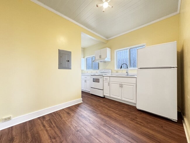 Building Photo - 2322-ST