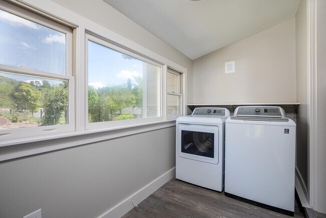 Building Photo - Fantastic 1930s Cottage - Renovated Top to...