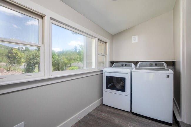 Building Photo - Fantastic 1930s Cottage - Renovated Top to Bottom