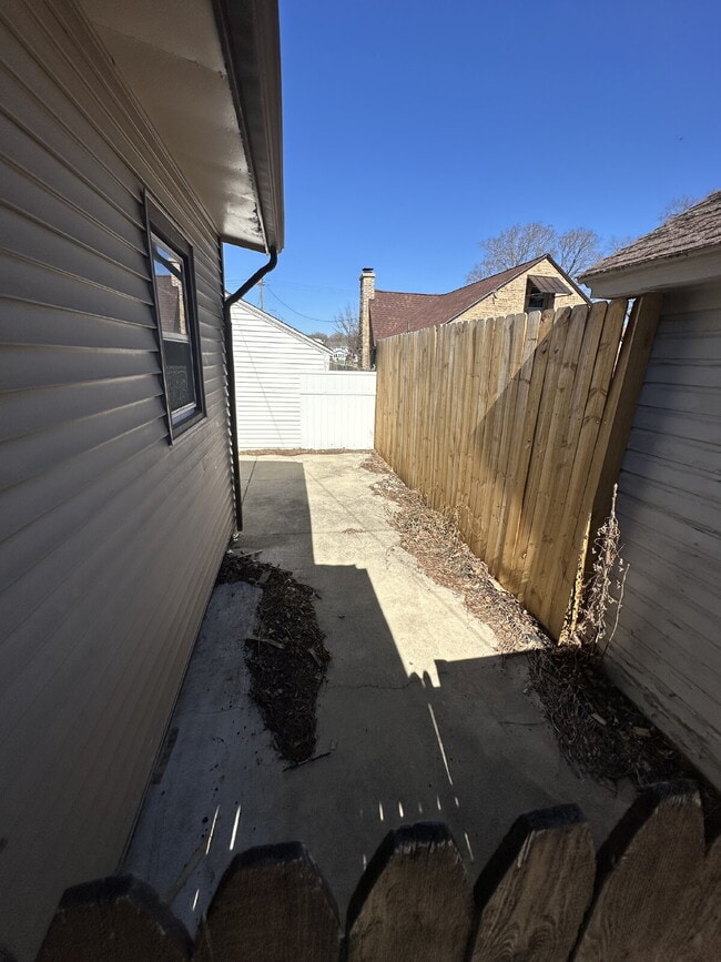 Building Photo - 121 Hackett St