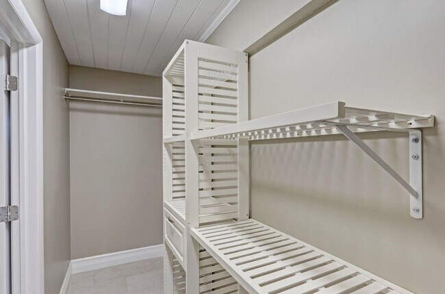 Building Photo - 2545 Venice Dr