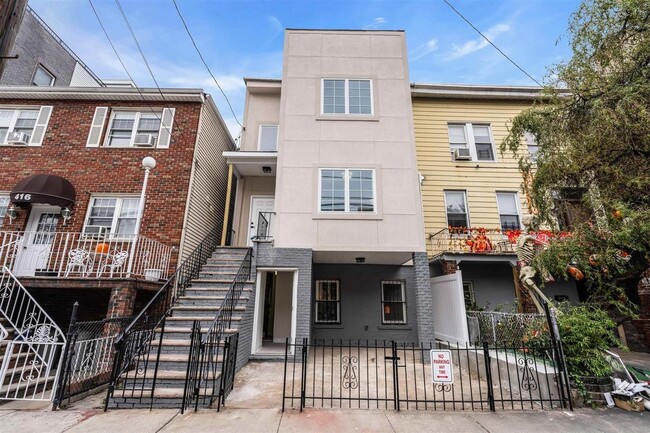 Building Photo - 414 6th St