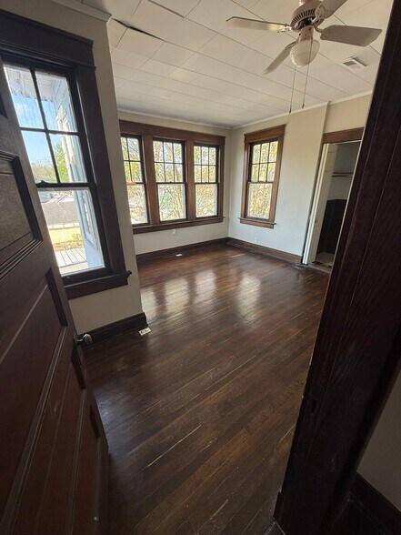 Building Photo - 907 Main St